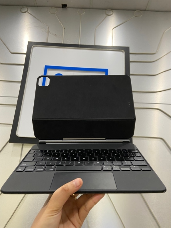Magic keyboard cho iPad Pro 11 inch 2018/2022 - Màu đen - Ngoại hình: 97% - Hơi xước - Body