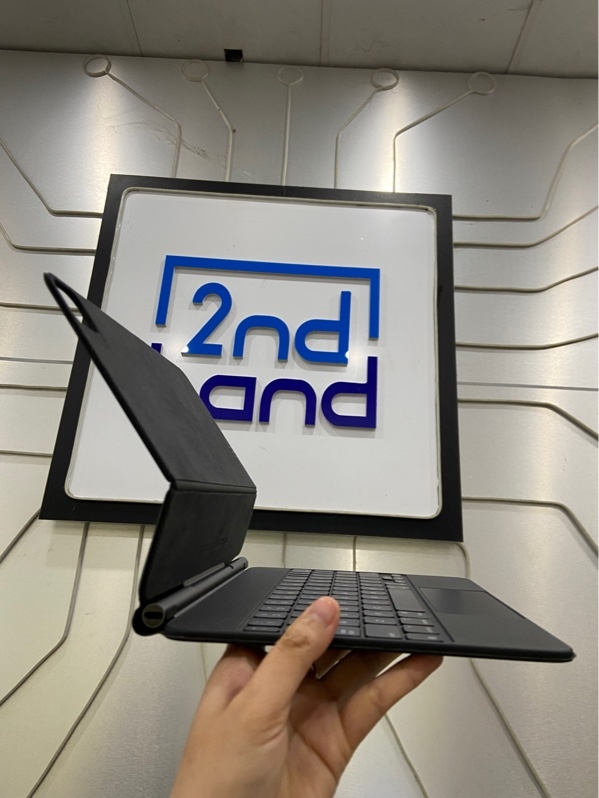 Magic keyboard cho iPad Pro 11 inch 2018/2022 - Màu đen - Ngoại hình: 97% - Hơi xước - Body