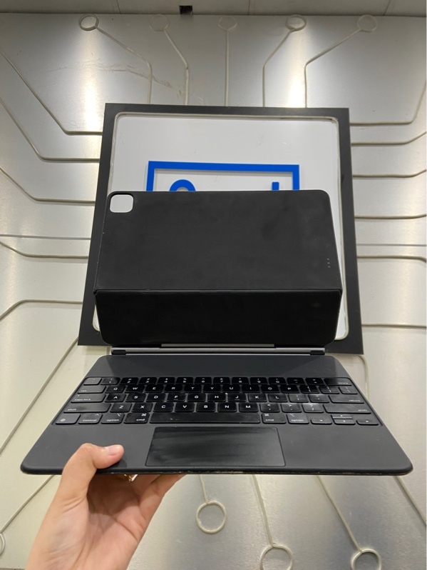 Magic Keyboard Ipad Pro 12.9 inch - Màu đen - Ngoại hình: 97% - Tróc sơn, xước thân - Body