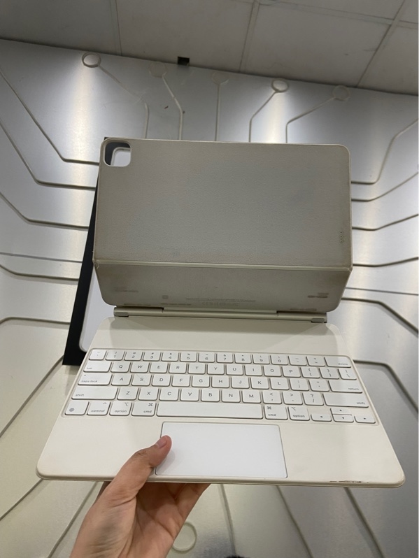 Magic keyboard Ipad Pro 12.9 inch - ZA/A - A2480 - Màu trắng - Ngoại hình: 97% - Ngã màu vàng - Kèm Box