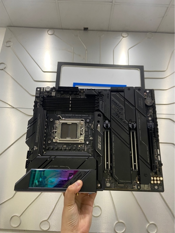 Main PC ASUS ROG Strix X670E-E Gaming Wifi - AMD X670 - 4 Khe Cắm DIMM - Hỗ Trợ DDR5 - Màu đen - Ngoại hình: 98% - Kèm Box, Tản Nhiệt Dự Phòng, Wifi