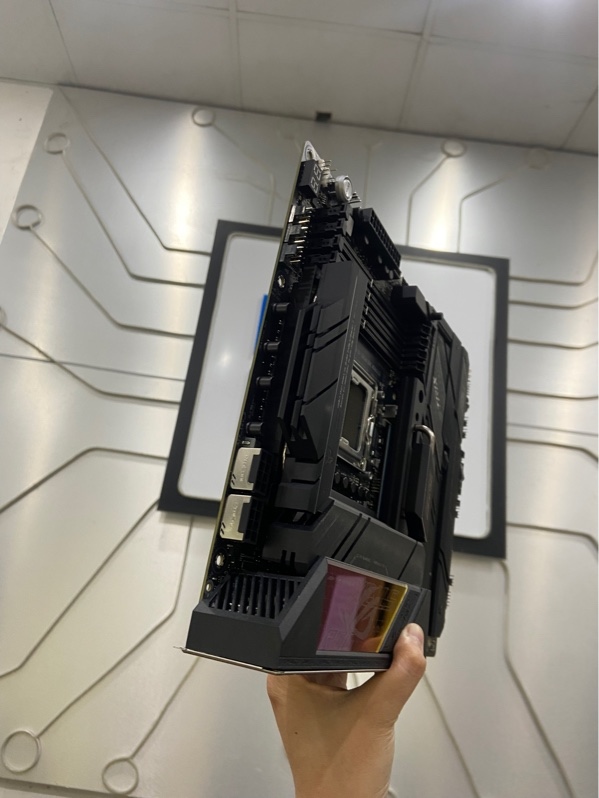 Main PC ASUS ROG Strix X670E-E Gaming Wifi - AMD X670 - 4 Khe Cắm DIMM - Hỗ Trợ DDR5 - Màu đen - Ngoại hình: 98% - Kèm Box, Tản Nhiệt Dự Phòng, Wifi