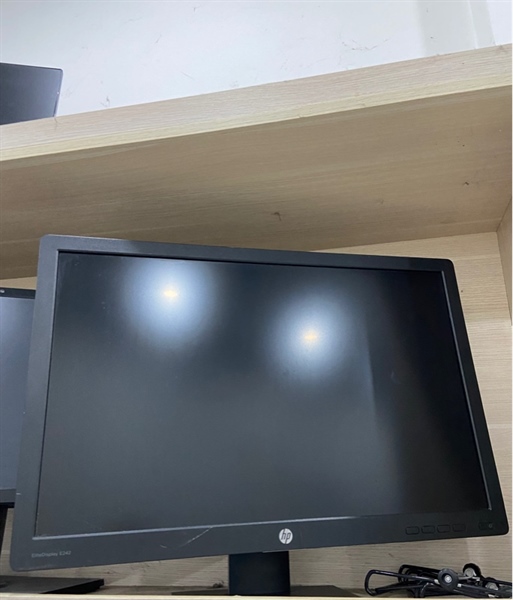 Màn hình HP Elitedisplya E242 Moniter - 60hz - FullHD - Màu đen - Ngoại hình: 97% - Màn ám hồng, bầm đen góc phải, bầm xanh ở giữa, 1 vết xước màn, viền trầy , màn HP chân đứng Dell - Kèm nguồn + dây HP