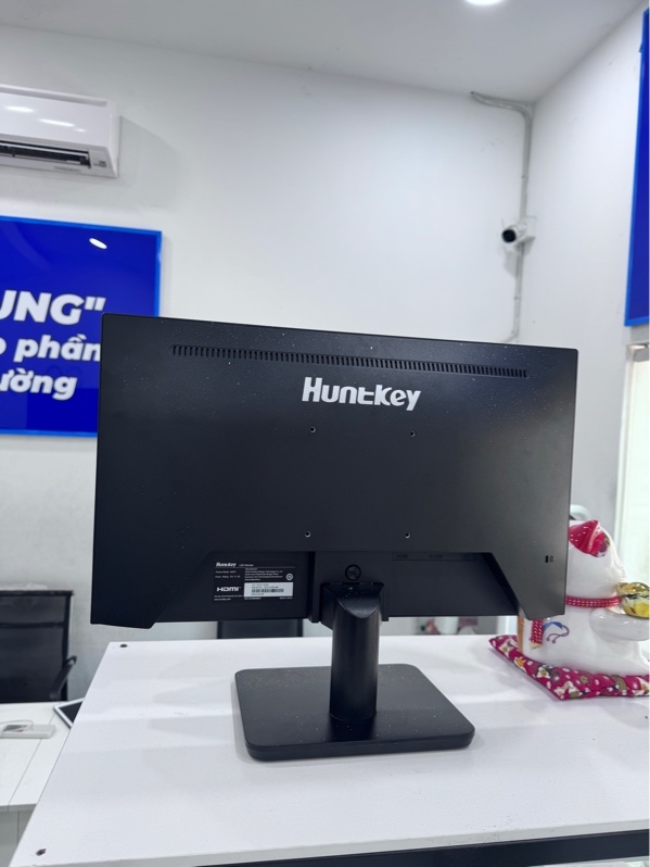 Màn hình Huntkey N2221 - FullHD - 100hz - Màu đen - Ngoại hình 97% - Dính sơn nhiều trên màn và đế, màn ám hồng, tối nhẹ hai góc, màn chết pixel, có một đốm đen bên trái - Kèm nguồn, dây HDMI