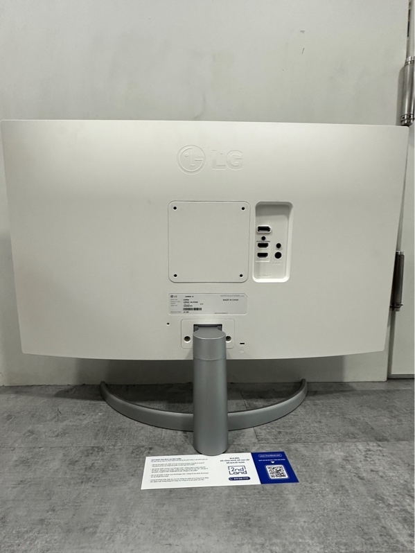 Màn hình ips LG 27UP600K - Màu trắng - Ngoại hình 98% - Còn bảo hành đến ngày 12/4/2028 ở an phát computer - Kèm box, nguồn, dây kết nối, thiếu 2 ốc chân đứng