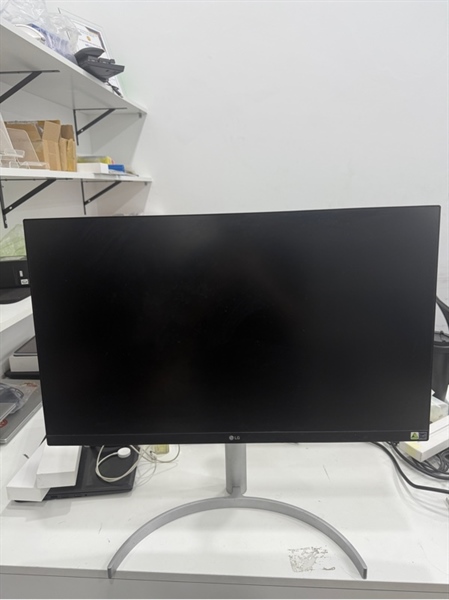 Màn hình LG UHD Monitor 27UL850 - 27 inch - 4K - 60Hz - Màu trắng - Ngoại hình 96% - Nguồn với dây C dơ nhiều ố , màn đổi thành màu vàng , màn tối góc nặng , tối màn hở sáng nặng - Kèm Box mốc , nguồn , dây c-c 1