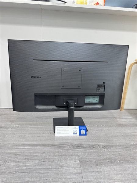 Màn hình thông minh Samsung LS32AM700UEXXV - 32 inch - 4K - Màu đen - Ngoại hình: 98% - Màn trầy nhẹ, ám vàng - Body, kèm nguồn + remote 1