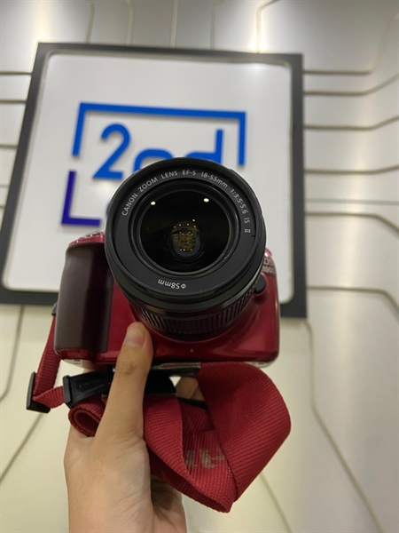 Máy ảnh Canon 1100D - Màu đỏ - Ngoại hình: 97% - Hết pin cmos + gương lật bụi + mất nắp cổng kết nối , kẹt khóa flash ( vẫn flash được ), màn tối nặng, hở viền - Kèm 1 pin + dock sạc + thẻ 4GB + túi + lens kit 18-55