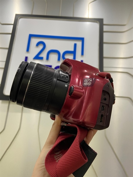 Máy ảnh Canon 1100D - Màu đỏ - Ngoại hình: 97% - Hết pin cmos + gương lật bụi + mất nắp cổng kết nối , kẹt khóa flash ( vẫn flash được ), màn tối nặng, hở viền - Kèm 1 pin + dock sạc + thẻ 4GB + túi + lens kit 18-55 1