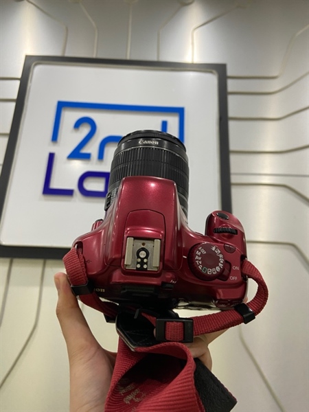 Máy ảnh Canon 1100D - Màu đỏ - Ngoại hình: 97% - Hết pin cmos + gương lật bụi + mất nắp cổng kết nối , kẹt khóa flash ( vẫn flash được ), màn tối nặng, hở viền - Kèm 1 pin + dock sạc + thẻ 4GB + túi + lens kit 18-55 2