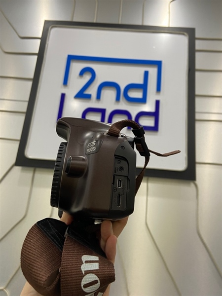 Máy ảnh Canon 1100D - Màu nâu - Ngoại hình: 97% - Mất nắp cổng kết nối, gương lật bụi mốc nhẹ, màn tối , loang - Kèm 1 pin + sạc 1