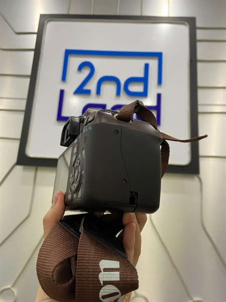 Máy ảnh Canon 1100D - Màu nâu - Ngoại hình: 97% - Mất nắp cổng kết nối, gương lật bụi mốc nhẹ, màn tối , loang - Kèm 1 pin + sạc 2