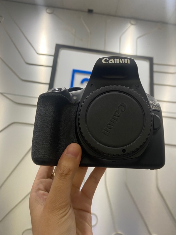 Máy ảnh Canon 1300D - Màu đen - Ngoại hình: 97% - Màn ám hồng, xước, bung nắp cao su bên hông trái - Kèm 1 pin + túi vải