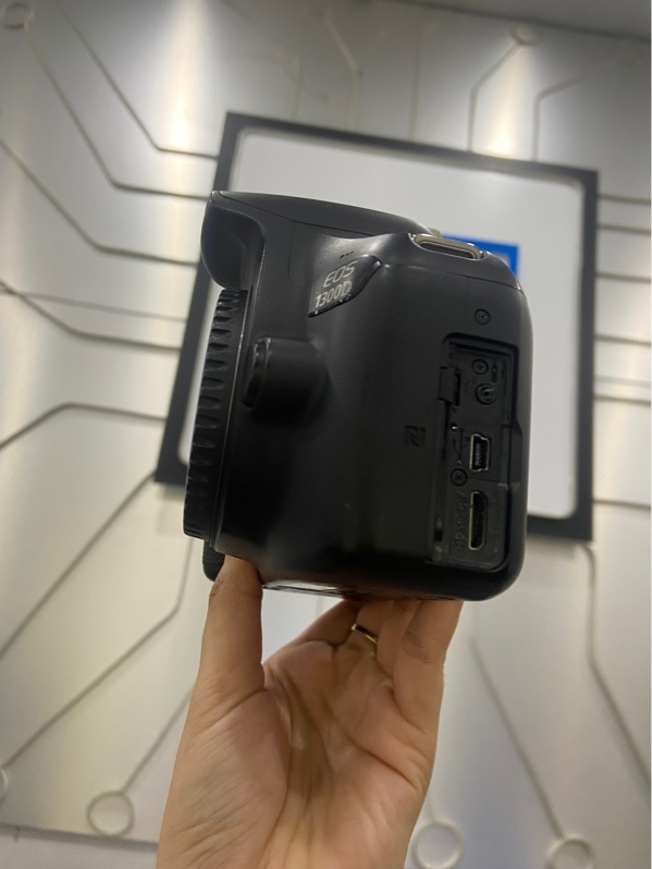 Máy ảnh Canon 1300D - Màu đen - Ngoại hình: 97% - Màn ám hồng, xước, bung nắp cao su bên hông trái - Kèm 1 pin + túi vải