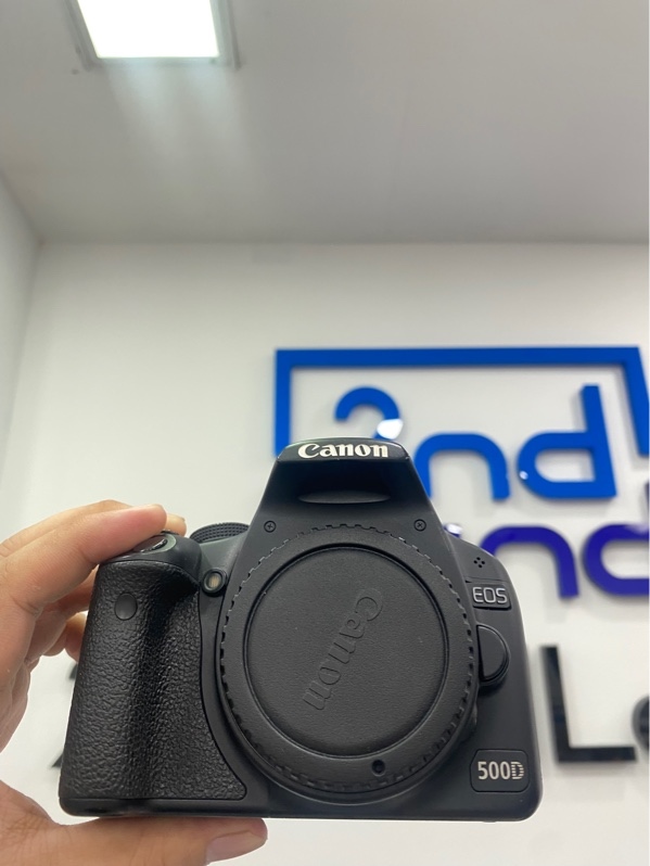 Máy ảnh Canon 500D - Màu đen - Ngoại hình: 97% - Trầy xước, mất nắp che cổng, màn tối nhẹ - Kèm 1 pin - sạc
