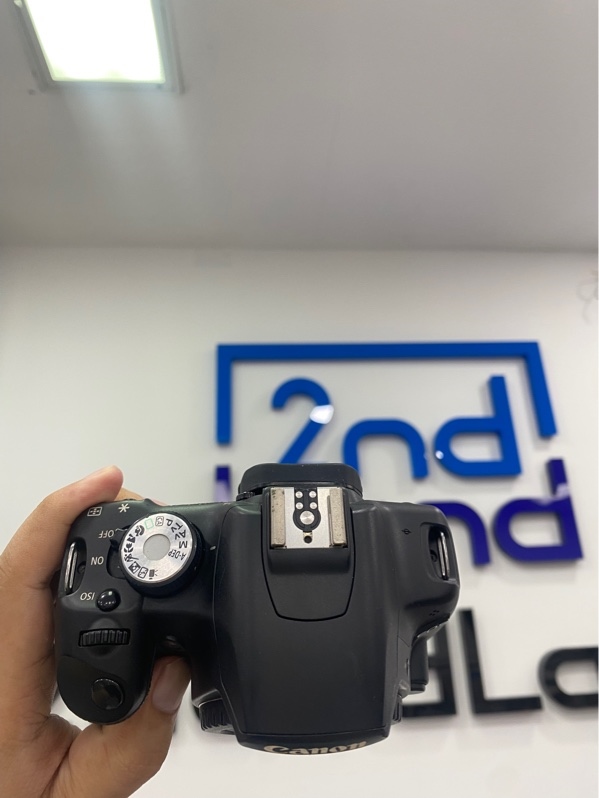 Máy ảnh Canon 500D - Màu đen - Ngoại hình: 97% - Trầy xước, mất nắp che cổng, màn tối nhẹ - Kèm 1 pin - sạc