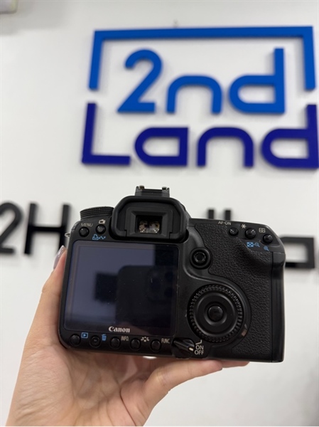Máy ảnh Canon 50D - 37K Shots - Màu đen - Ngoại hình 97% - Màn ám hồng , mất ốp cao su phần pin , pin gắn lỏng , mất nắp cao su cạnh , gương lật ngoài xước - Kèm 1 pin , 1 sạc , 1 thẻ nhớ 8GB 1