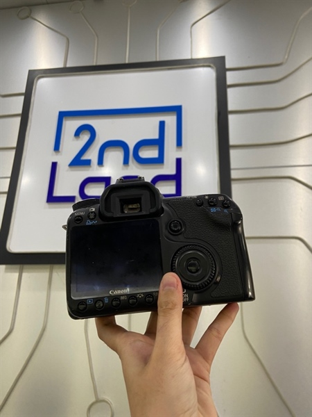 Máy ảnh Canon 50D - Màu đen - Ngoại hình: 96% - Màn trầy khá, mất đệm cao su, màn liveview trầy - Kèm 2 pin + dock sạc + thẻ CF 8GB 3