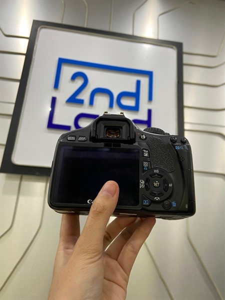 Máy ảnh Canon 550D - Màu đen - Ngoại hình: 97% - Màn liveview xước nhiều - Kèm sạc + pin 3