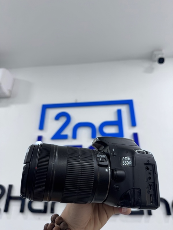 Máy ảnh Canon 550D - Màu đen - Ngoại hình 97% - Trầy xước, mất đệm da 1 góc, bể cao su che cổng kết nối - Kèm 1 pin, 1 túi, Không sạc