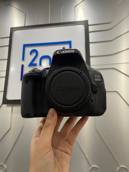 Máy ảnh Canon 600D - Màu đen - Ngoại hình: 97% - Liệt phím mũi tên trái, mất nắp nút xoay mode, mất nắp cổng kết nối, màn ám hồng, 3 đường phản quang, tối viền - Kèm 1 pin zin + 2 pin linh kiện + sạc