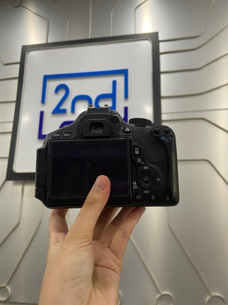 Máy ảnh Canon 600D - Màu đen - Ngoại hình: 97% - Liệt phím mũi tên trái, mất nắp nút xoay mode, mất nắp cổng kết nối, màn ám hồng, 3 đường phản quang, tối viền - Kèm 1 pin zin + 2 pin linh kiện + sạc 2
