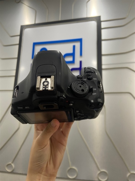 Máy ảnh Canon 600D - Màu đen - Ngoại hình: 97% - Liệt phím mũi tên trái, mất nắp nút xoay mode, mất nắp cổng kết nối, màn ám hồng, 3 đường phản quang, tối viền - Kèm 1 pin zin + 2 pin linh kiện + sạc 3