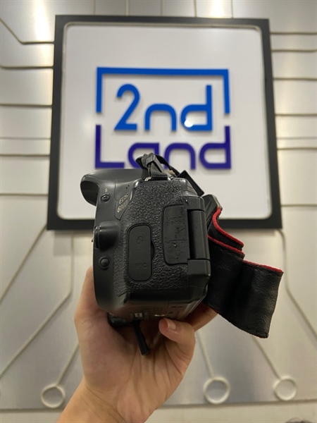 Máy ảnh Canon 600D - Màu đen - Ngoại hình: 97% - Màn tối 4 góc, lưu ảnh, mất đệm ống ngắm - Body - Kèm 1 pin + 1 Dock sạc 1