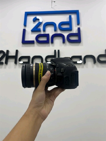 Máy ảnh Canon 600D - Màu đen - Ngoại hình 97% - màn tối nặng - Body - Kèm lens Tamron 18-270mm f/3.5-6.3 VC ( Tình trạng : bụi trong nhiều , bong cao su , lấy nét yếu , kẹt khẩu 100 270m + 3 Pin + 1 sạc + 1 thẻ 8GB 1