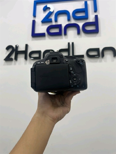 Máy ảnh Canon 600D - Màu đen - Ngoại hình 97% - màn tối nặng - Body - Kèm lens Tamron 18-270mm f/3.5-6.3 VC ( Tình trạng : bụi trong nhiều , bong cao su , lấy nét yếu , kẹt khẩu 100 270m + 3 Pin + 1 sạc + 1 thẻ 8GB 2
