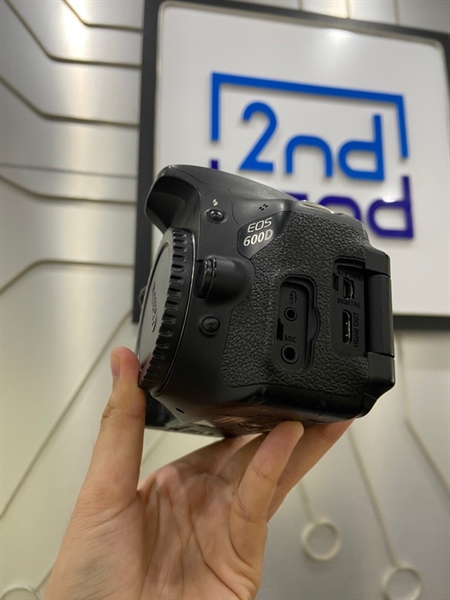 Máy ảnh Canon 600D - Màu đen - Ngoại hình: 97% - Mất cao su 2 bên hông, màn lưu ảnh, ám viền hồng , cam 2 đốm - Kèm 1 pin 1