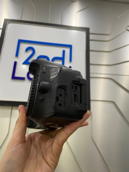 Máy ảnh Canon 600D - Màu đen - Ngoại hình: 97% - Mất đệm cao su bên trái và ám màn trầy, ám nặng, gương lật bụi - Kèm sạc + 1 pin + thẻ 256GB ( Micro SD Ultra A1) + túi 1
