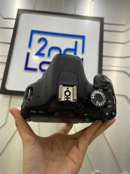 Máy ảnh Canon 600D - Màu đen - Ngoại hình: 97% - Mất đệm cao su bên trái và ám màn trầy, ám nặng, gương lật bụi - Kèm sạc + 1 pin + thẻ 256GB ( Micro SD Ultra A1) + túi 2