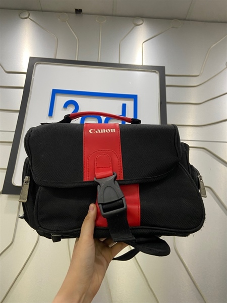 Máy ảnh Canon 600D - Màu đen - Ngoại hình: 97% - Mất đệm cao su bên trái và ám màn trầy, ám nặng, gương lật bụi - Kèm sạc + 1 pin + thẻ 256GB ( Micro SD Ultra A1) + túi 3