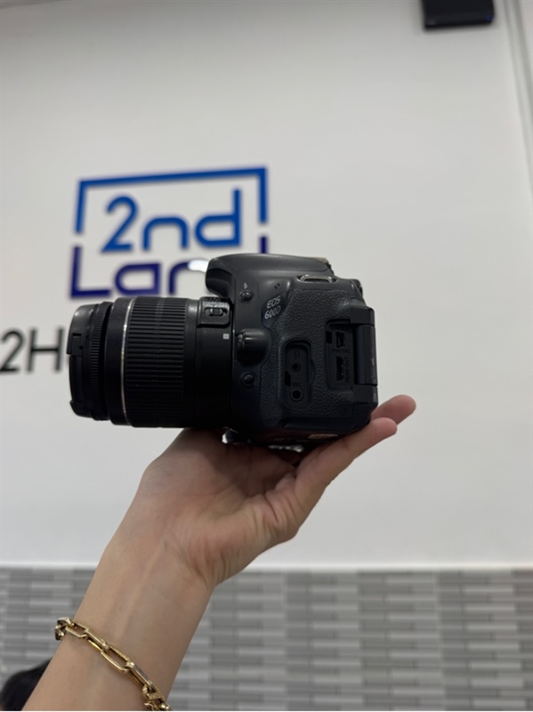 Máy ảnh Canon 600D - Màu đen - Ngoại hình: 97% - Mất nắp cao su, màn trầy nhẹ - Kèm lens kit 18-55mm + kèm 2 pin 1 sạc