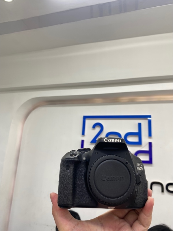Máy ảnh Canon 600D - Màu đen - Ngoại hình 97% - Mất nắp cổng kết nối, bụi ống ngắm nhẹ, màn tối ám hồng - Kèm 1 pin linh kiện, sạc