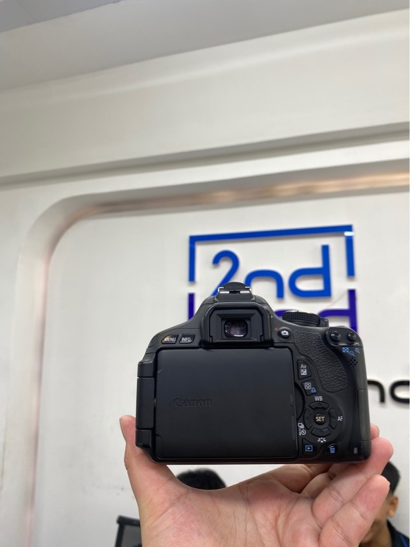 Máy ảnh Canon 600D - Màu đen - Ngoại hình 97% - Mất nắp cổng kết nối, bụi ống ngắm nhẹ, màn tối ám hồng - Kèm 1 pin linh kiện, sạc