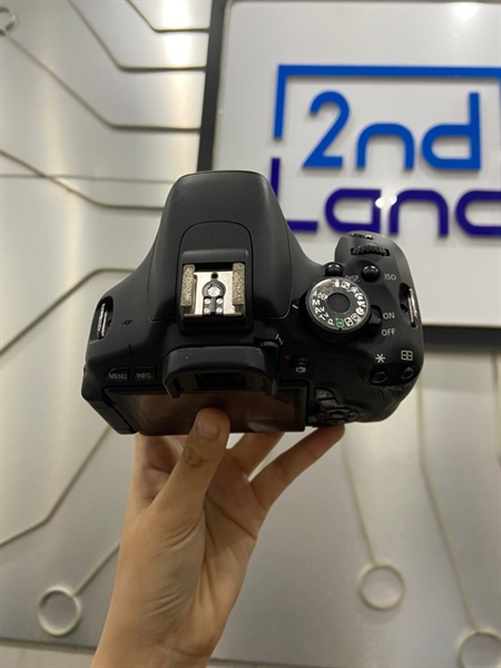 Máy ảnh Canon 600D - Màu đen - Ngoại hình: 98% - Máy có điểm chết pixel sensor, rỉ sét hot shoe - Kèm 1 pin + sạc 2