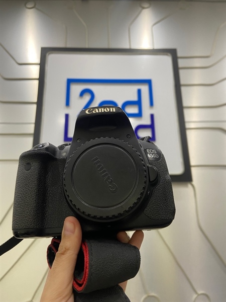 Máy ảnh Canon 650D - Màu đen - Ngoại hình: 97% - Bể mặt lưng liveview + Tróc sơn + màn tối viền - Kèm túi + hood