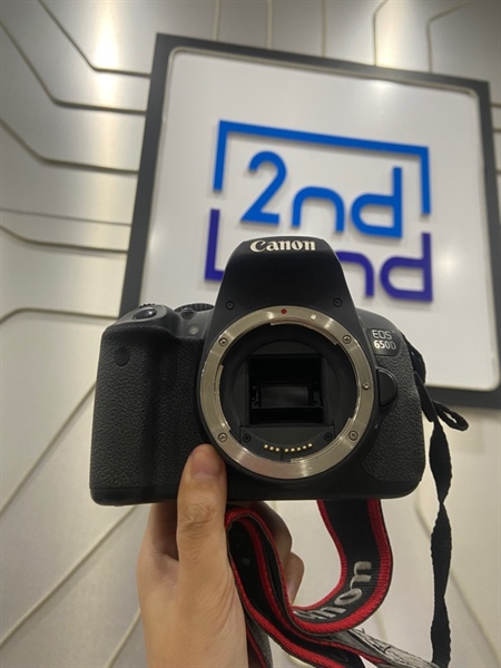 Máy ảnh Canon 650D - Màu đen - Ngoại hình: 97% - Mất 2 nắp cổng kết nối, màn ám hồng + tối cạnh nặng - Kèm túi + sạc + 1 pin