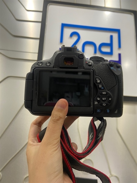 Máy ảnh Canon 650D - Màu đen - Ngoại hình: 97% - Mất 2 nắp cổng kết nối, màn ám hồng + tối cạnh nặng - Kèm túi + sạc + 1 pin 1
