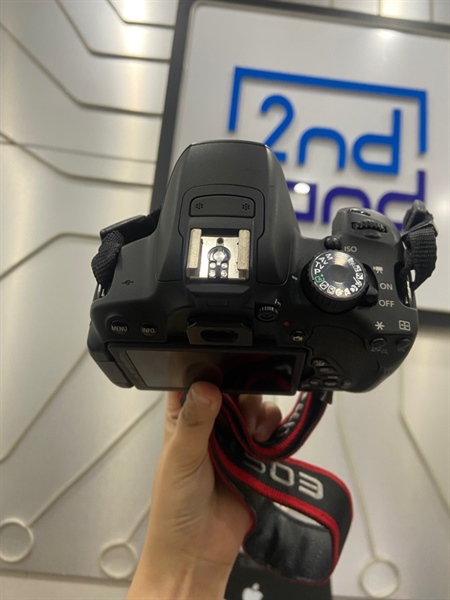 Máy ảnh Canon 650D - Màu đen - Ngoại hình: 97% - Mất 2 nắp cổng kết nối, màn ám hồng + tối cạnh nặng - Kèm túi + sạc + 1 pin 2