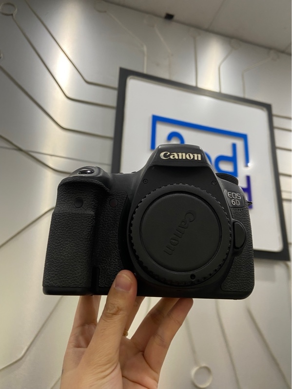 Máy ảnh Canon 6D - Màu đen - Ngoại hình: 97% - Cấn màn phản quang ngay giữa đốm lớn, ám vàng viền - Kèm 1 pin + sạc + túi