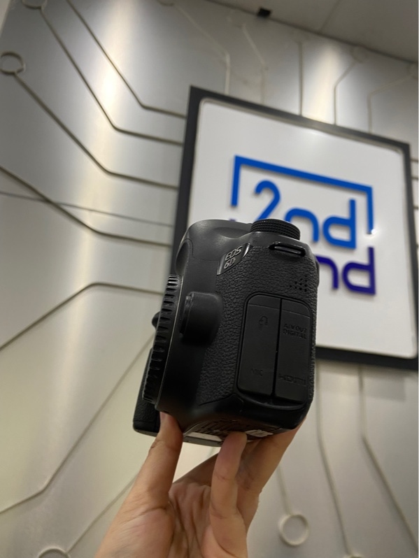 Máy ảnh Canon 6D - Màu đen - Ngoại hình: 97% - Cấn màn phản quang ngay giữa đốm lớn, ám vàng viền - Kèm 1 pin + sạc + túi