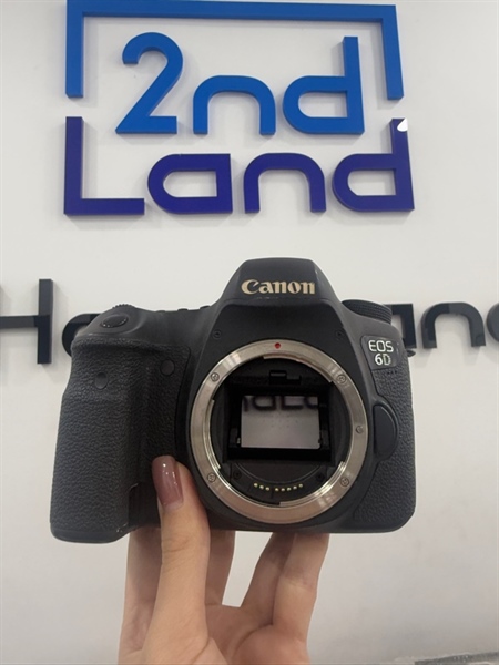 Máy ảnh Canon 6D - Màu đen - Ngoại hình 97% - Màn cháy nặng , bụi trong , màn trầy , gương lật sensor bụi mốc, cao su giòn cứng, trầy thân máy, mất phốt cao su nắp pin - Kèm 1 sạc , 2 pin( 1 zin,1 linh kiện)