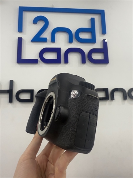 Máy ảnh Canon 6D - Màu đen - Ngoại hình 97% - Màn cháy nặng , bụi trong , màn trầy , gương lật sensor bụi mốc, cao su giòn cứng, trầy thân máy, mất phốt cao su nắp pin - Kèm 1 sạc , 2 pin( 1 zin,1 linh kiện) 1