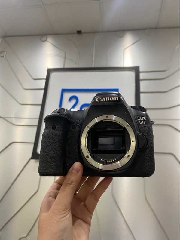 Máy Ảnh Canon 6D - Màu đen - Ngoại hình: 97% - Ống ngắm xước, màn xước, màn tối viền, xước thân - Kèm Túi + 2 pin + 1 sạc + 1 thẻ 8gb + 1 thẻ 32gb