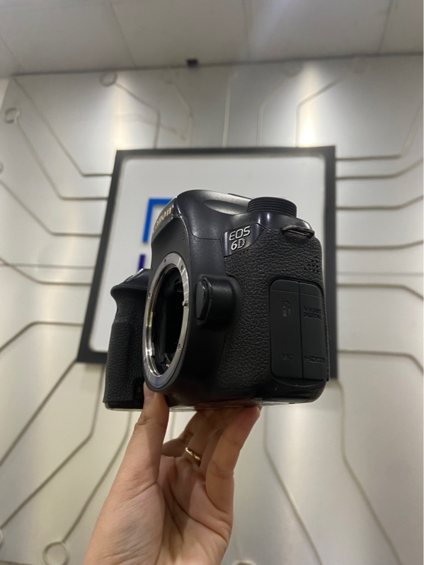 Máy Ảnh Canon 6D - Màu đen - Ngoại hình: 97% - Ống ngắm xước, màn xước, màn tối viền, xước thân - Kèm Túi + 2 pin + 1 sạc + 1 thẻ 8gb + 1 thẻ 32gb