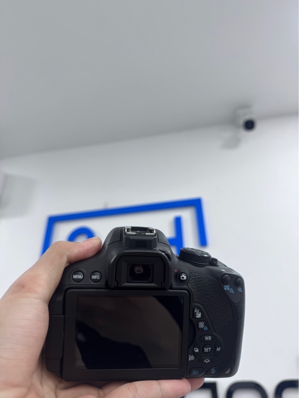Máy ảnh Canon 700D - Màu đen - Ngoại hình 97.5% - Màn trầy - Kèm 1 pin, 1 sạc, Lens 18-55mm, 3.5-5.6