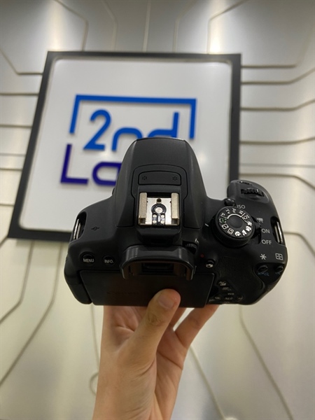 Máy ảnh Canon 700D - Màu đen - Ngoại hình: 97% - Gương lật mốc, màn hình mốc 1 chấm, dealpixel nhiều khi chụp phơi sáng - Kèm 1 pin + sạc + túi 2